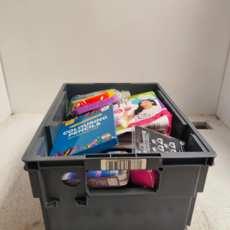 TOTE OF APPROXIMATELY 15 ASSORTED TOY/GAME ITEMS TO INCLUDE SCENTERED PUZZLE, WARHAMMER RAVEN GUARD, HALLMARK GOOSEBUMPS, MINI VERSE, COLOURING PENCILS ETC