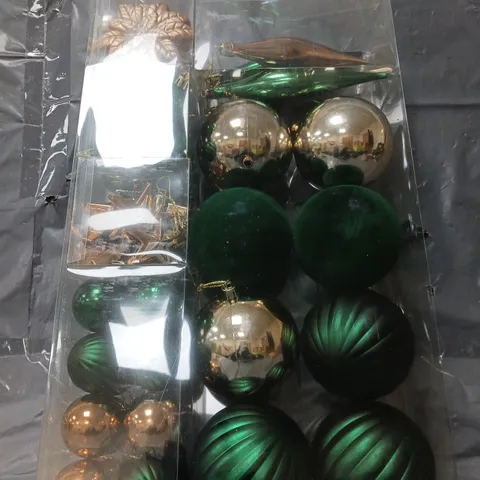 GINGERBREAD BUMPER PACK OF 50 BAUBLES - GREEN/ GOLD