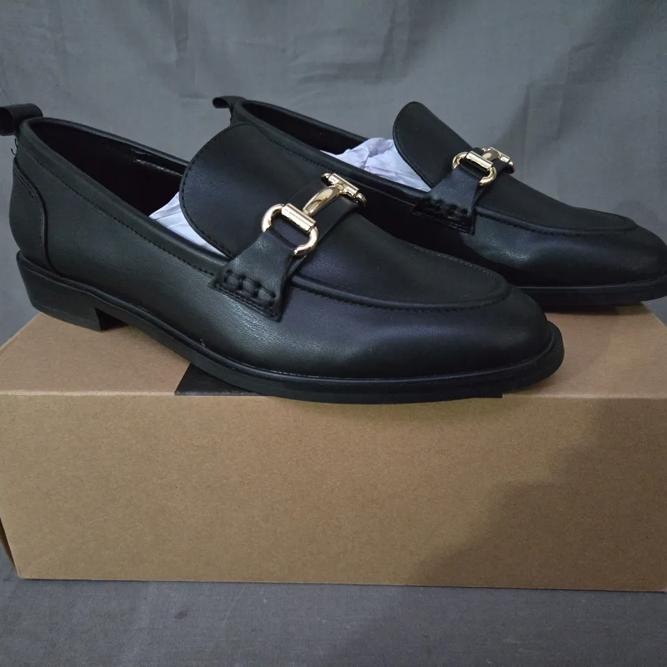 BOXED PAIR OF KURT GEIGER LOAFERS IN BLACK W. GOLD EFFECT DETAIL EU SIZE 40