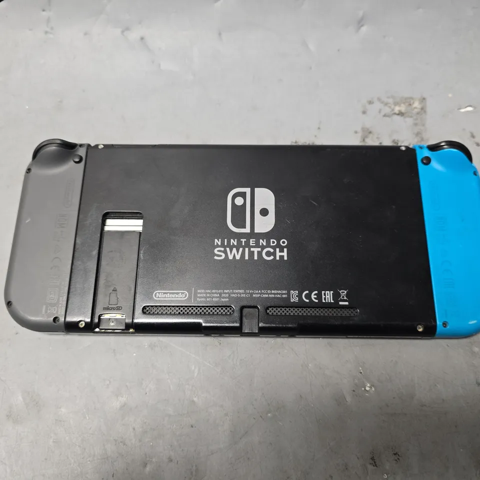 NINTENDO SWITCH GAMING CONSOLE - HAC-001(-01)