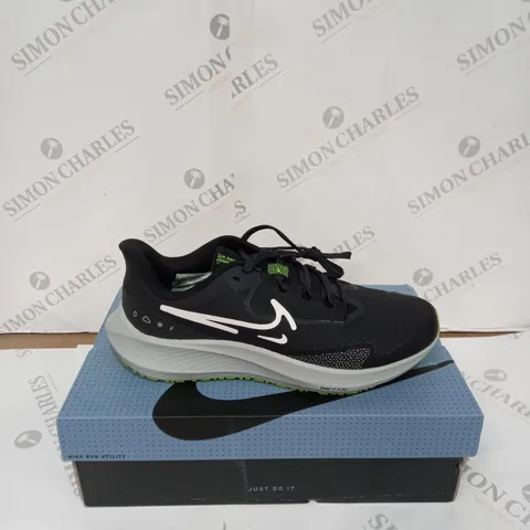 BOXED PAIR OF NIKE AIR ZOOM PEGASUS 39 SHIELD TRAINERS - BLACK/WHITE/SMOKE GREY, SIZE 7