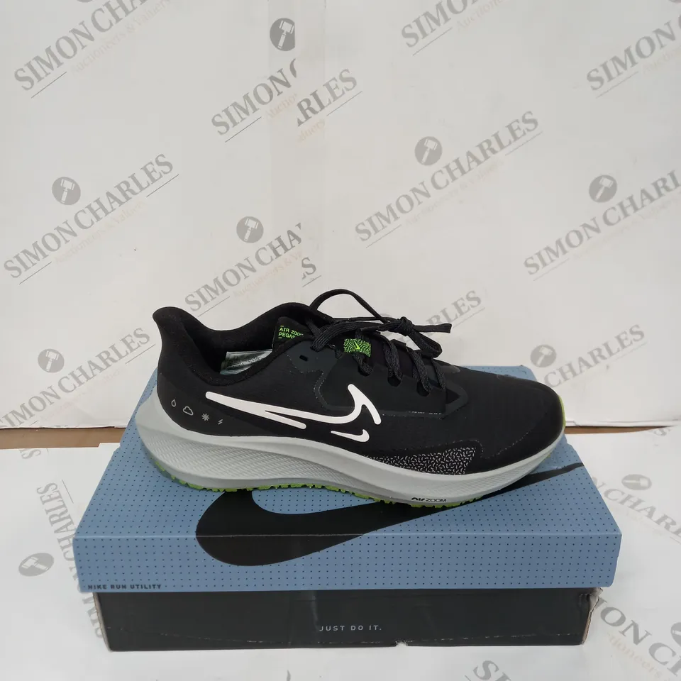 BOXED PAIR OF NIKE AIR ZOOM PEGASUS 39 SHIELD TRAINERS - BLACK/WHITE/SMOKE GREY, SIZE 7 