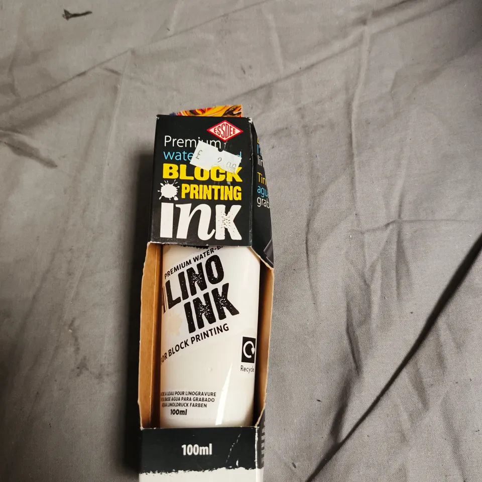 BOX OF APPROXIMATELY 40 ASSORTED ITEMS INCLUDING BLOCK PRINTING INK , TRAVEL ADAPTER AND BELKIN USB CAR CHARGER 