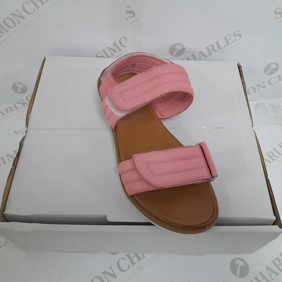 BOXED PAIR OF ADESSO KARA SLINGBACK SANDALS IN PINK SIZE 5