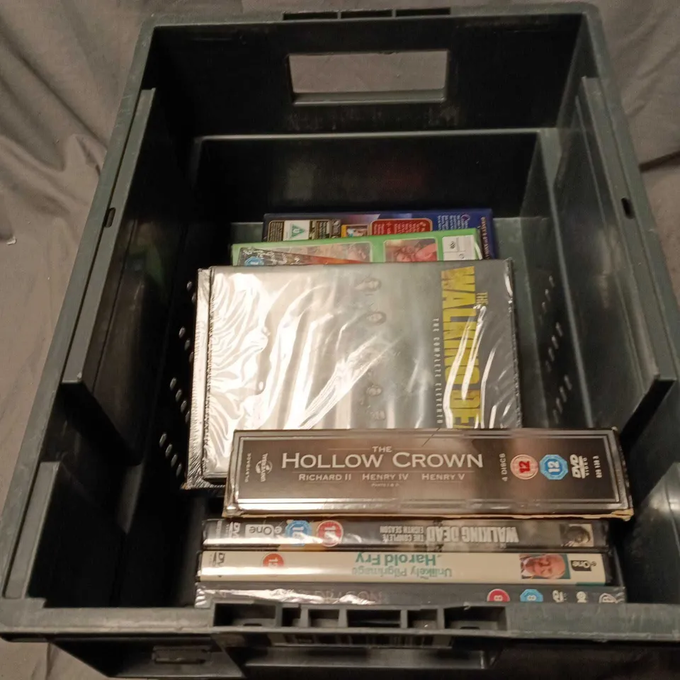 APPROXIMATELY 10 ASSORTED DVD'S TO INCLUDE SOPRANOS SERIES 6 THE FINAL EPISODES, MAD MAX TRLLOGY, THE LEGEND OF THE FIFA WORLD CUP, THE WALKING DEAD SEASON 11 ETC