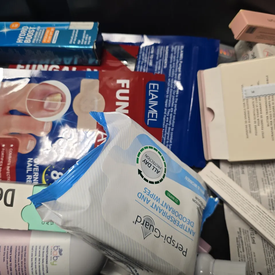 APPROXIMATELY 13 ASSORTED HEALTH & BEAUTY ITEMS TO INCLUDE - BOOTS BABY MOISTURIZING LOTION , SOLSKIN TANNING MOISTURISER ETC