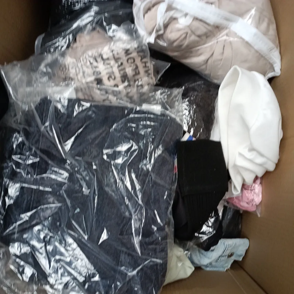 BOX OF APPROXIMATELY 20 ASSORTED CLOTHING ITEMS TO INCLUDE DRESS, JEANS, CARDIGAN, ETC