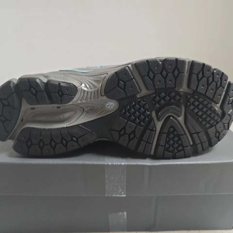 BOXED PAIR OF NEW BALANCE 1906R RUNNING SHOES – GREY/BLUE, MEN'S UK 3