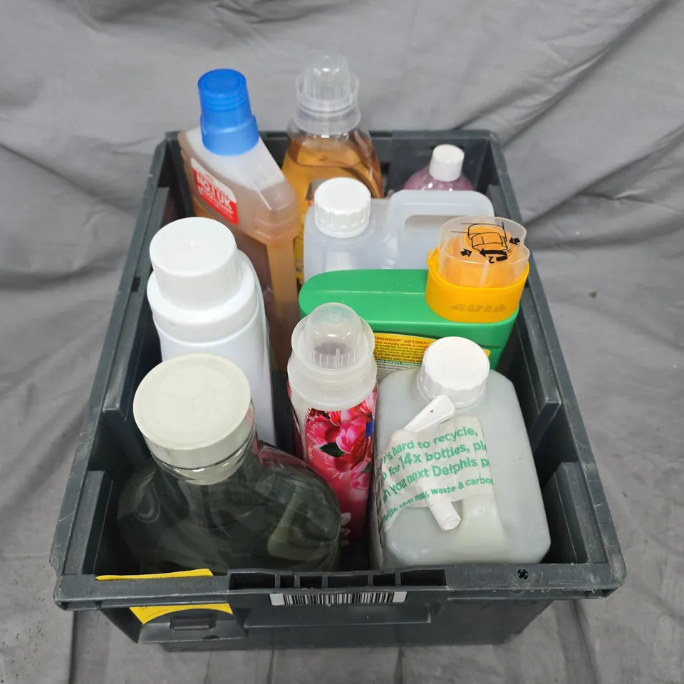 APPROXIMATELY 10 ASSORTED HOUSEHOLD LIQUID PRODUCTS TO INCLUDE - FLOOR CLEANER , DETERGENT , ETC
