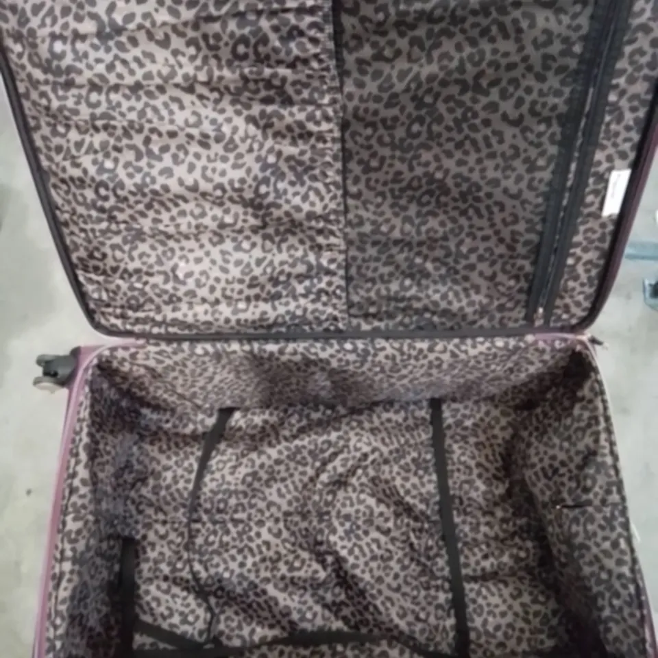 BRAND NEW IT BRAND LARGE LUGGAGE CASE ON WHEELS IN PURPLE AND ROSE PINK WITH LEOPARD PRINT INTERIOR 
