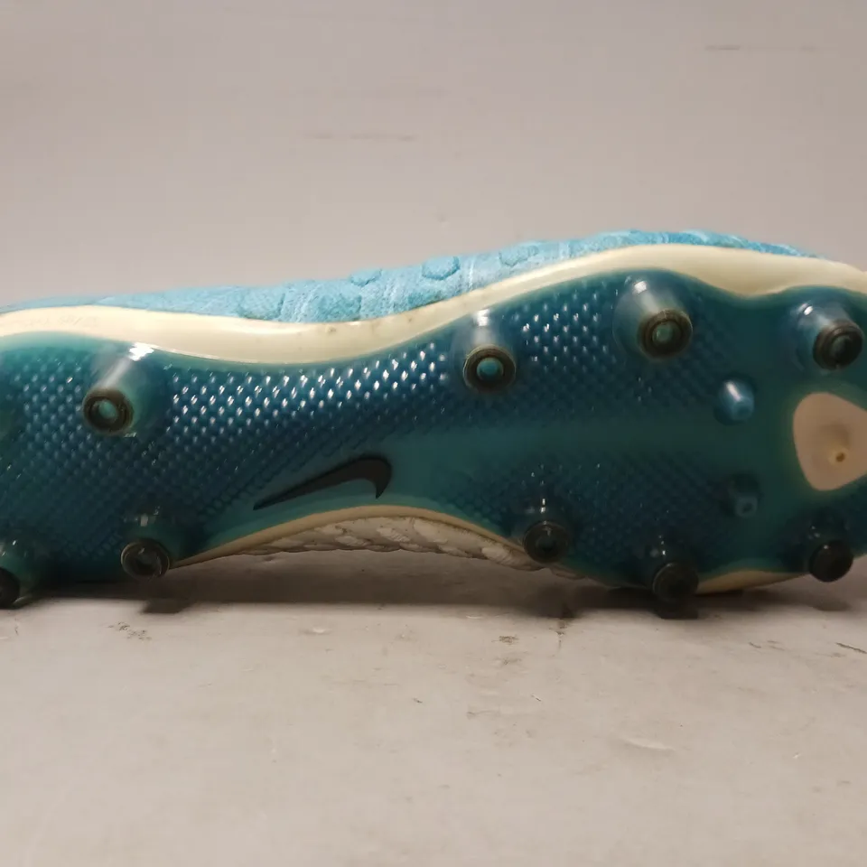 PAIR OF NIKE FLYKNIT GRIP FOOTBALL BOOTS IN WHITE/BLUE UK SIZE 10.5