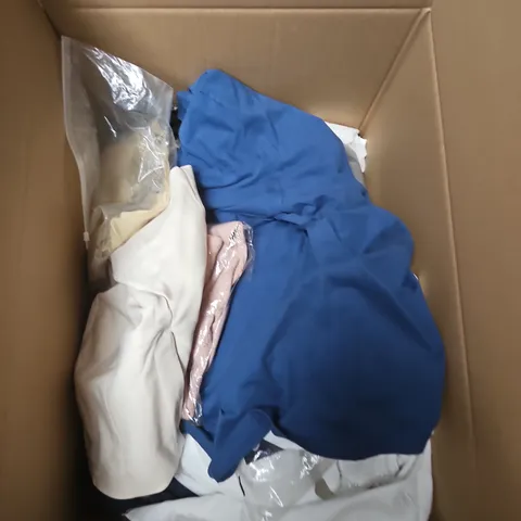 APPROXIMATELY 20 ASSORTED CLOTHING ITEMS IN VARIOUS SIZES, STYLES AND COLOURS
