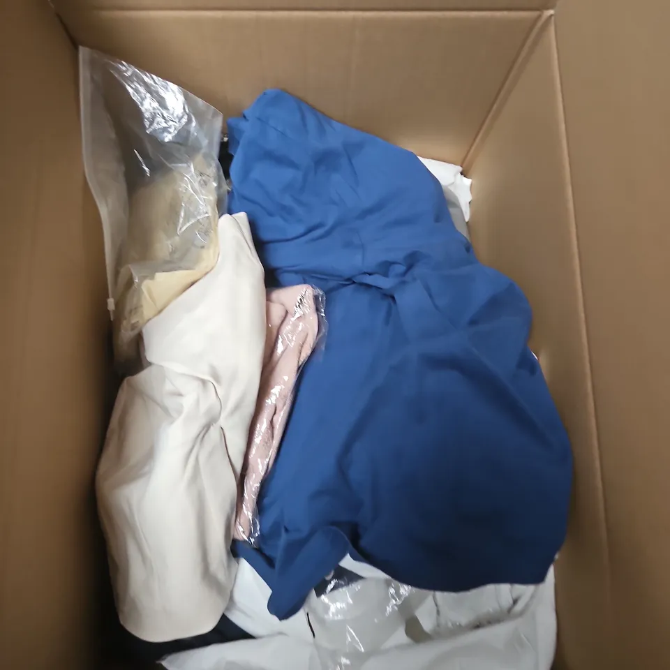 APPROXIMATELY 20 ASSORTED CLOTHING ITEMS IN VARIOUS SIZES, STYLES AND COLOURS