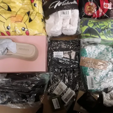 LARGE QUANTITY OF ASSORTED CLOTHING ITEMS TO INCLUDE SLIPPERS, KIDS FOOTBALL BOOTS, HATS ECT