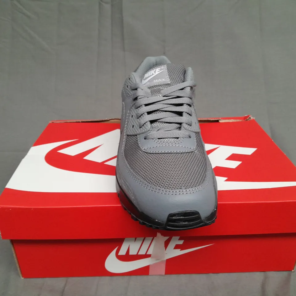 BOXED PAIR OF NIKE AIR MAX 60 COOL GREY SIZE UK 9