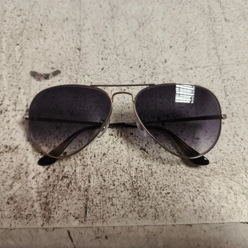 RAY-BAN AVIATOR SUNGLASSES IN CASE