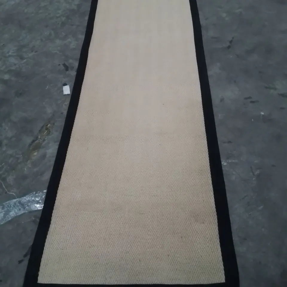 QUALITY DESIGNER AREA RUG - APPROXIMATELY 290X80CM