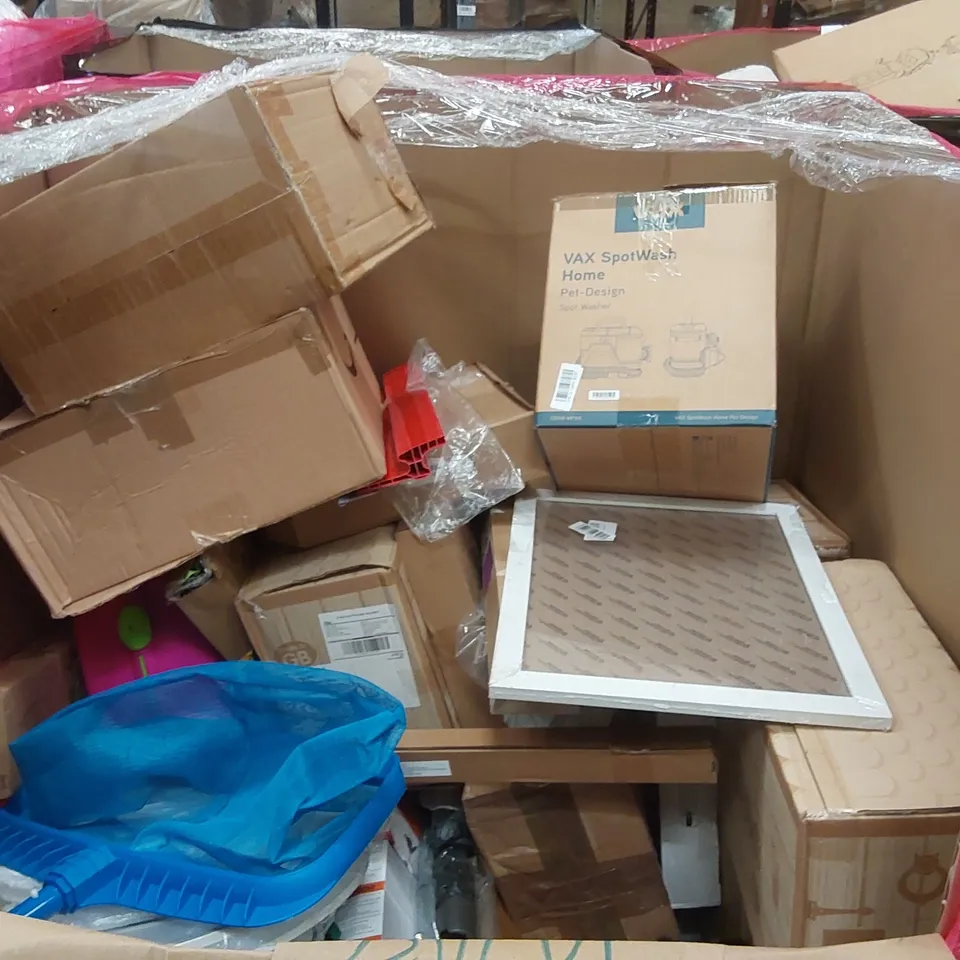 PALLET OF ASSORTED ITEMS INCLUDING: RETRACTABLE SAFETY GATES, ELECTRIC BUG ZAPPER, RUG, DOOR MAT, OSCILLATING SPRINKLER ECT
