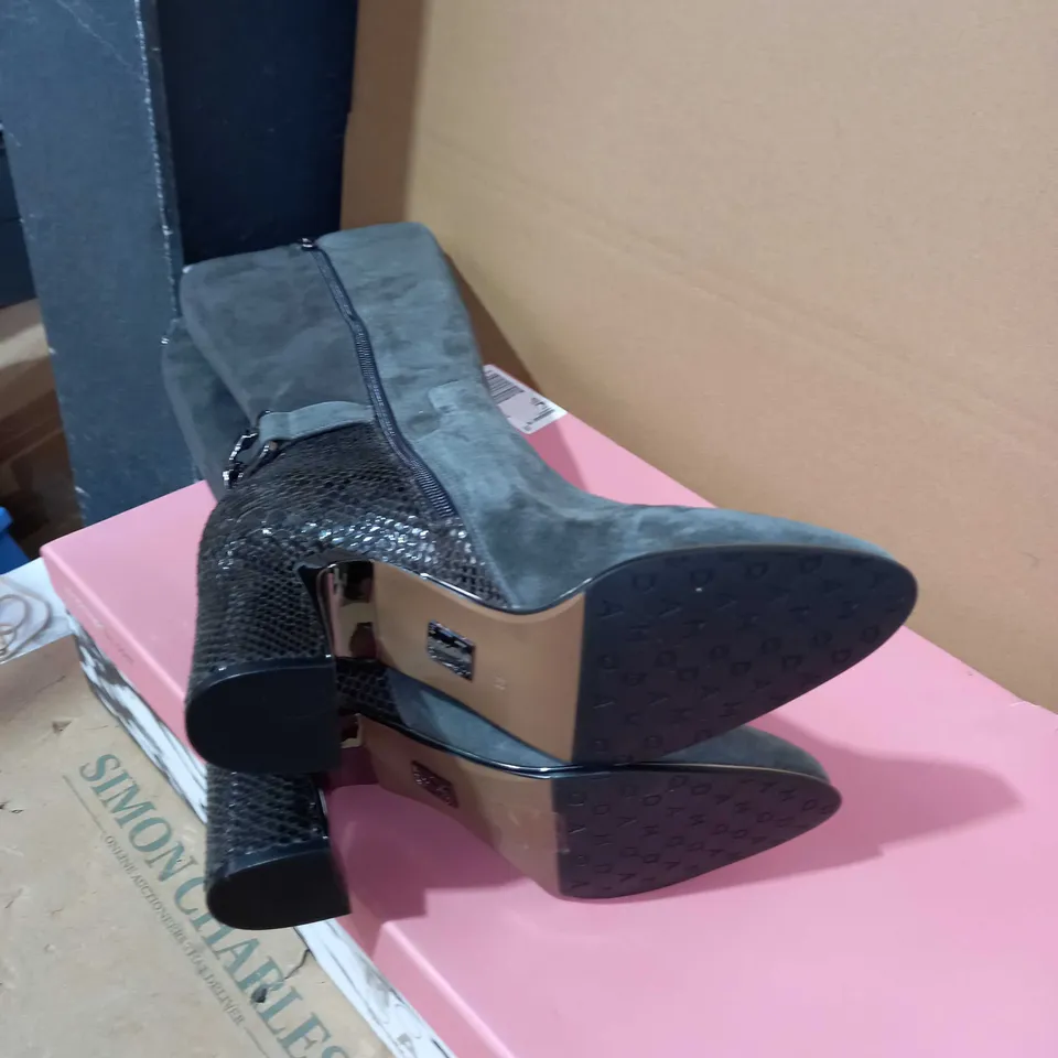 BOXED PAIR OF MODA IN PELLE BOOTS- SIZE 38