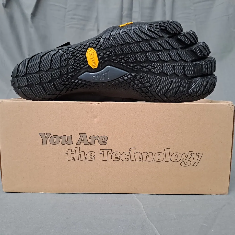 BOXED PAIR OF VIBRAM FIVEFINGERS V-TREK SHOES IN BLACK EU SIZE 44