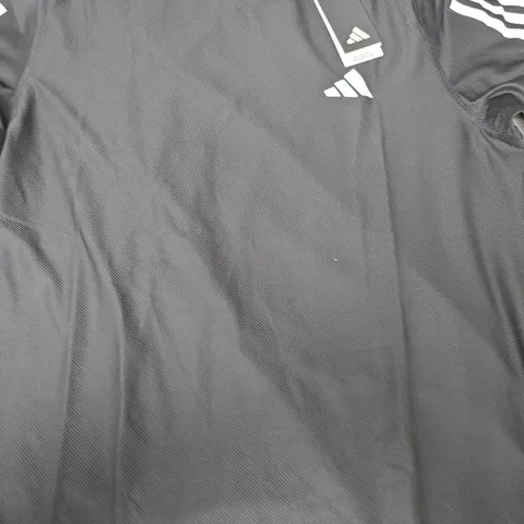 ADIDAS T-SHIRT IN BLACK/WHITE SIZE UK MEDIUM