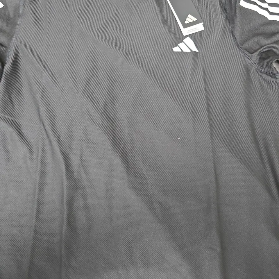 ADIDAS T-SHIRT IN BLACK/WHITE SIZE UK MEDIUM