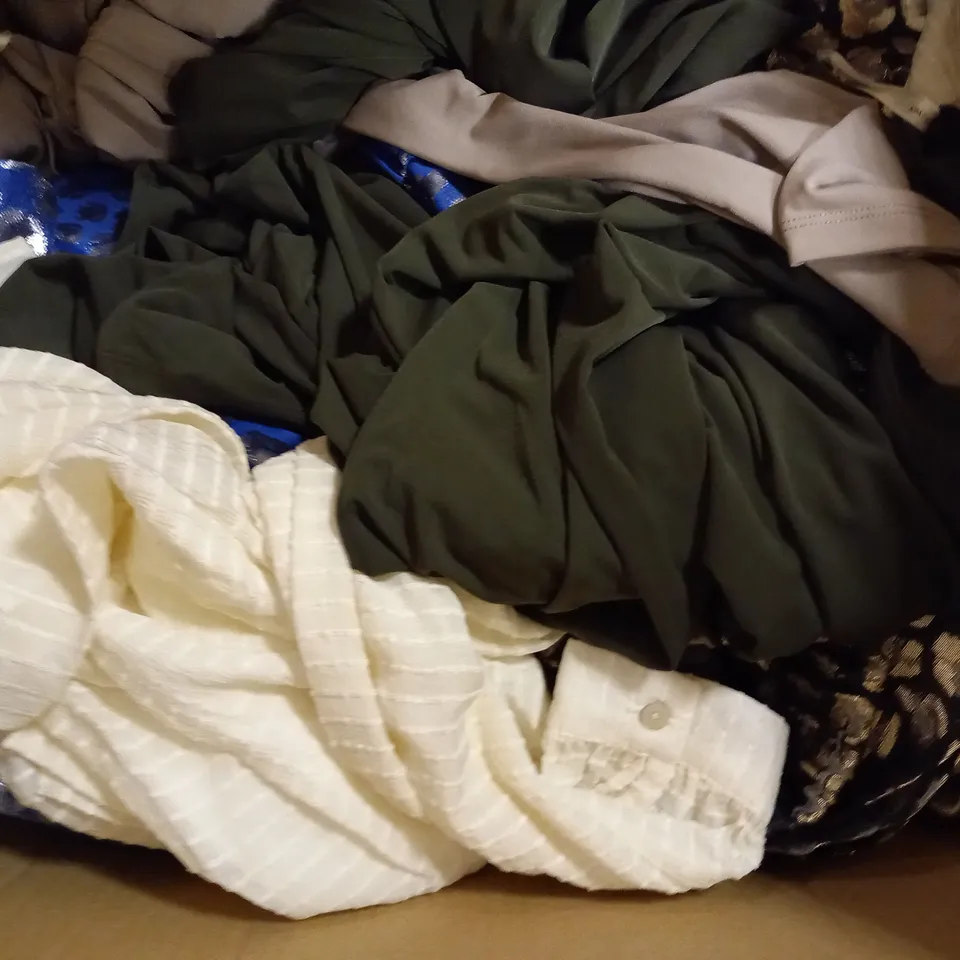 BOX OF APPROXIMATELY 10 ASSORTED CLOTHING ITEMS - SKIRT , BLOUSE , T-SHIRT ETC