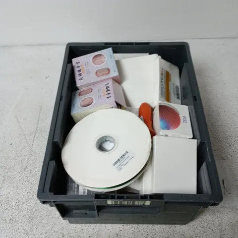 APPROXIMATELY 15 ASSORTED HOUSEHOLD ITEMS INCLUDING SATIN RIBBON, SPLIT KEY RINGS METAL PARTS ETC.