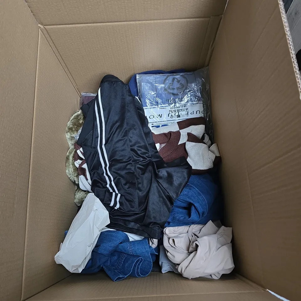 BOX OF APPROXIMATELY 20 ASSORTED CLOTHING ITEMS INCLUDING H&M BROWN/WHITE KNITTED JUMPER SIZE UK 12, MENS BLACK SPORTS SHORTS, SOVIET STYLE GREEN WINTER HAT AND GREY KNITTED BEANIE