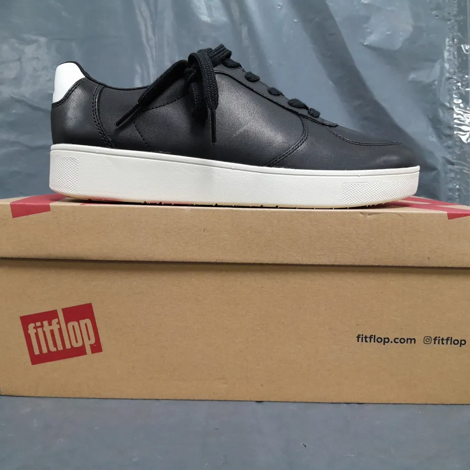 BOXED PAIR OF FITFLOP RALLY LEATHER PANEL SNEAKERS IN BLACK SIZE UK 5