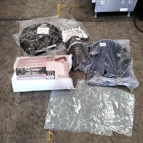 PALLET OF ASSORTED ITEMS TO INCLUDE: 13.5 TOG COTTON BLEND DUVET, HORSE SADDLE CLOTH, MATS, FIRE PIT CARRY BAG, FOLDING STEP STOOL, DELIVERY BAG ECT