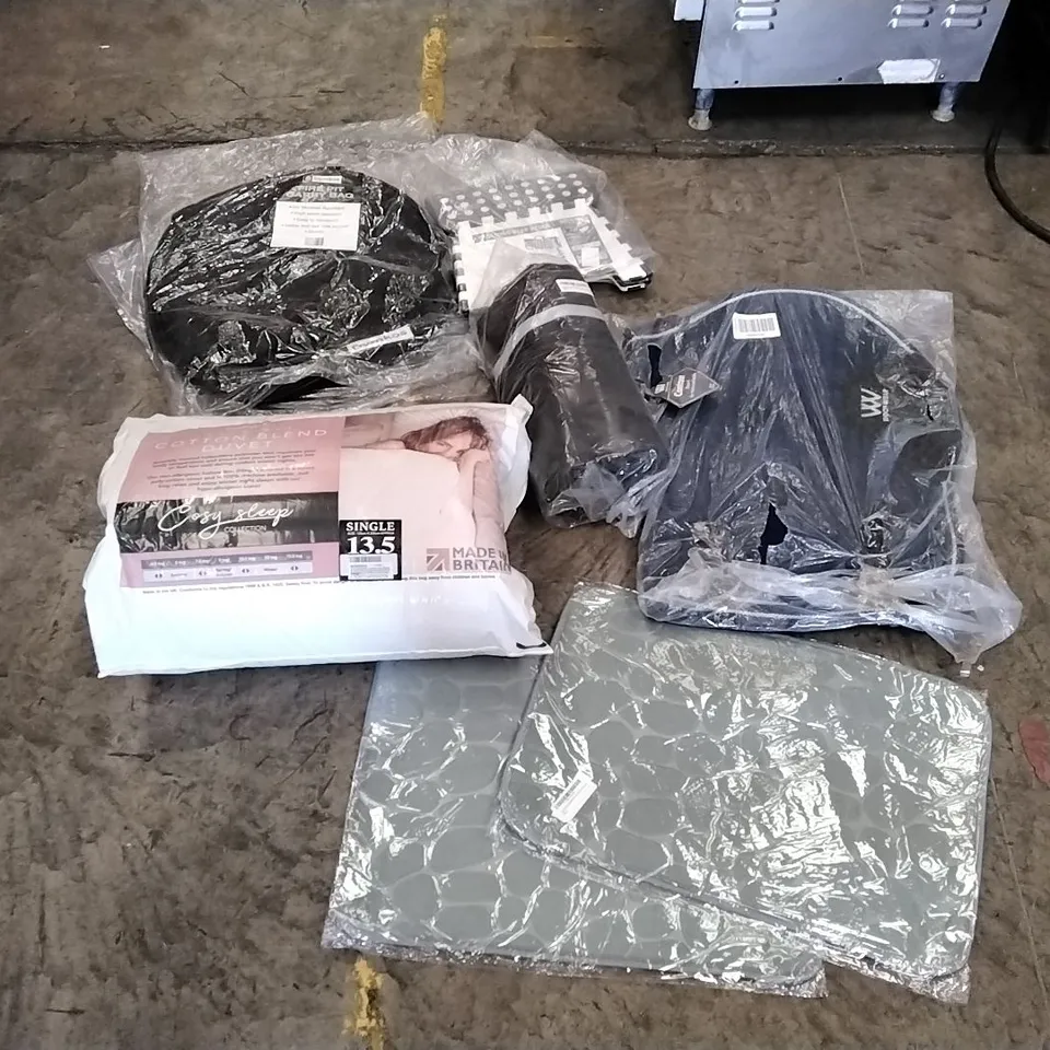 PALLET OF ASSORTED ITEMS TO INCLUDE: 13.5 TOG COTTON BLEND DUVET, HORSE SADDLE CLOTH, MATS, FIRE PIT CARRY BAG, FOLDING STEP STOOL, DELIVERY BAG ECT
