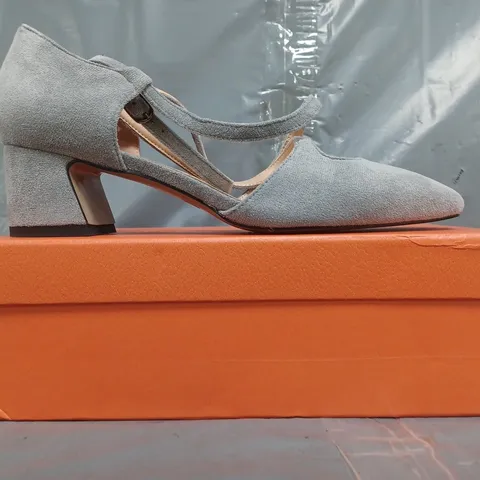 BOXED PAIR OF CASTAMERE CLOSED TOE BLOCK HEEL SANDALS IN GREY SIZE EU 40.5