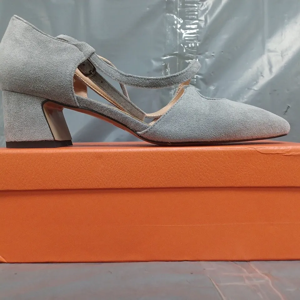 BOXED PAIR OF CASTAMERE CLOSED TOE BLOCK HEEL SANDALS IN GREY SIZE EU 40.5