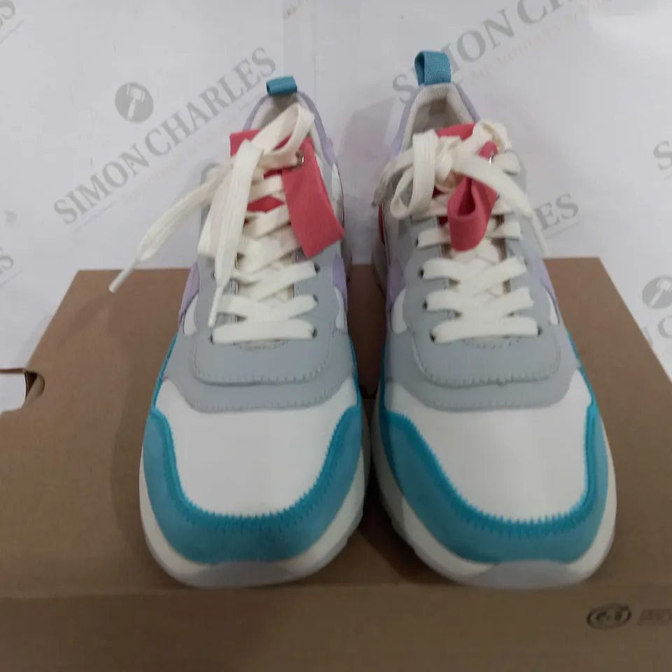 BOXED PAIR OF CLARKS DASHLITE JAZZ TRAINERS SIZE: 7 - WHITE/MULTICOLOUR
