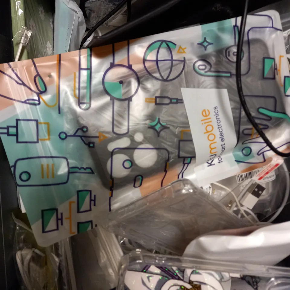 APPROXIMATELY 30 ASSORTED SMARTPHONE/TABLET ACCESSORIES TO INCLUDE PROTECTIVE CASES, CHARGING CABLES, LENS SHIELD ETC