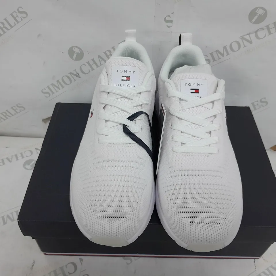 BOXED PAIR OF TOMMY HILFIGER CORPORATE KNIT RIB RUNNER IN WHITE - SIZE 41