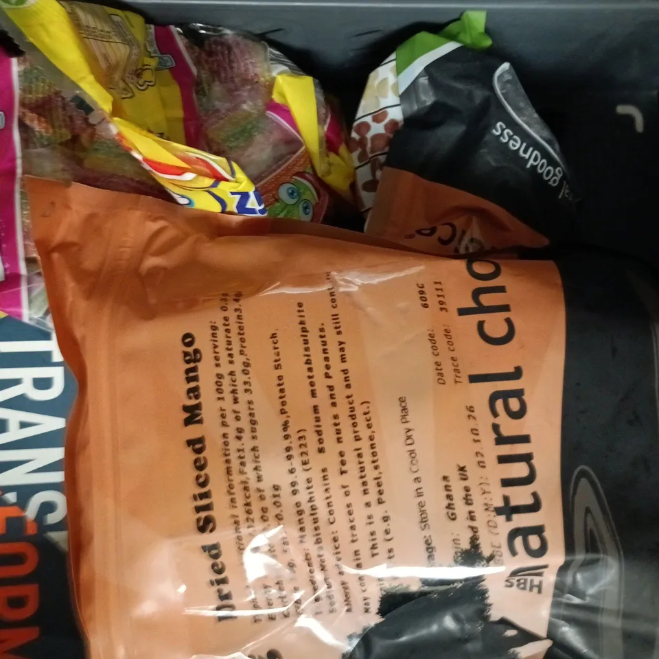 APPROXIMATELY 10 ASSORTED FOOD AND DRINK ITEMS TO INCLUDE SKITTLES, HARIBO, ETC