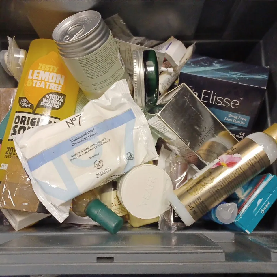 BOX OF APPROX 20 ASSORTED HEALTH AND BEAUTY ITEMS TO INCLUDE - ZESTY LEMON & TEA TREE BODY WASH - NO7 BIODEGRADABLE CLEANSING WIPES - PANTENE 3 SECONDS GLOSS ECT