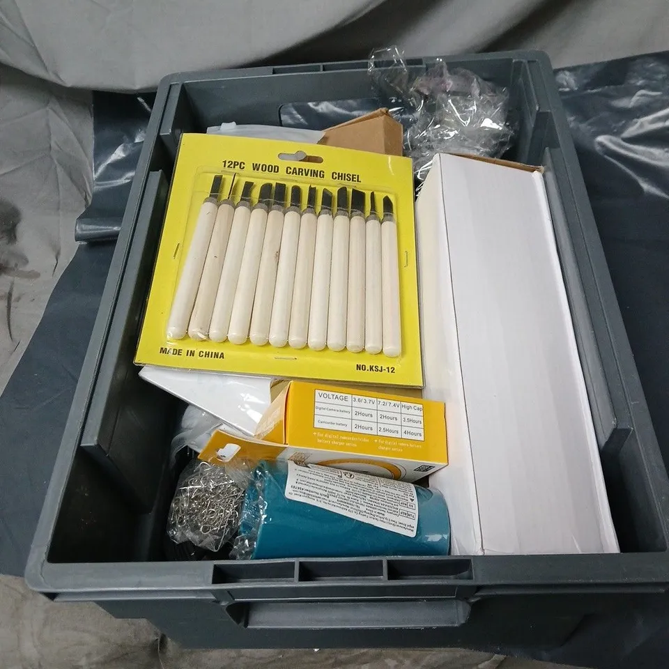 APPROXIMATELY 15 ASSORTED HOUSEHOLD ITEMS TO INCLUDE TENNIS THEMED WATER BOTTLE, DIGITAL BATTERY CHARGER, SAKURA BINOCULARS, 12 PIECE WOOD CARVING CHISEL ETC