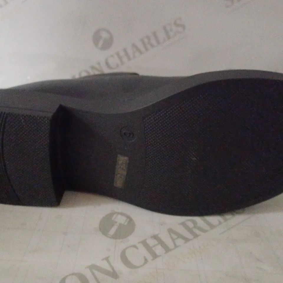 PAIR OF WOMEN'S MARY JANES SIZE 6