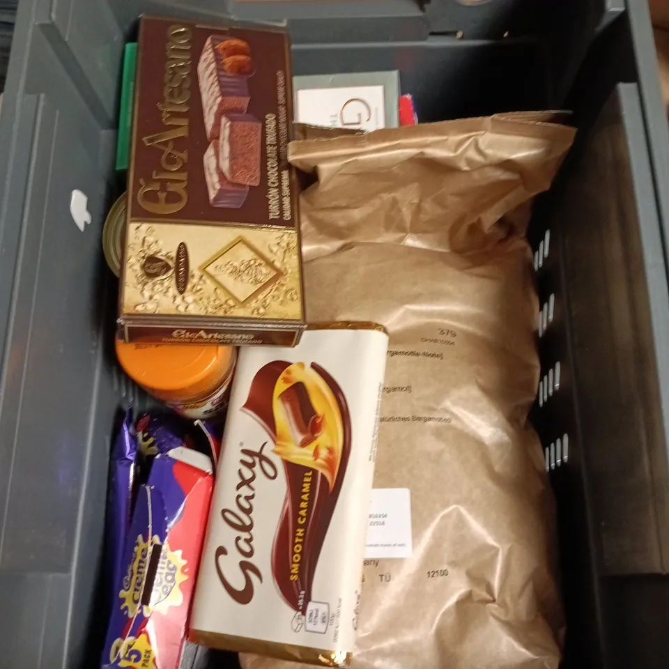 APPROXIMATELY 12 ASSORTED FOOD AND DRINKS ITEMS TO INCLUDE - GOLD INSTANT COFFEE BY AMAZON, HEROES CHOCOLATE BOX, CLASSIC BISCUIT SELECTION ETC 
