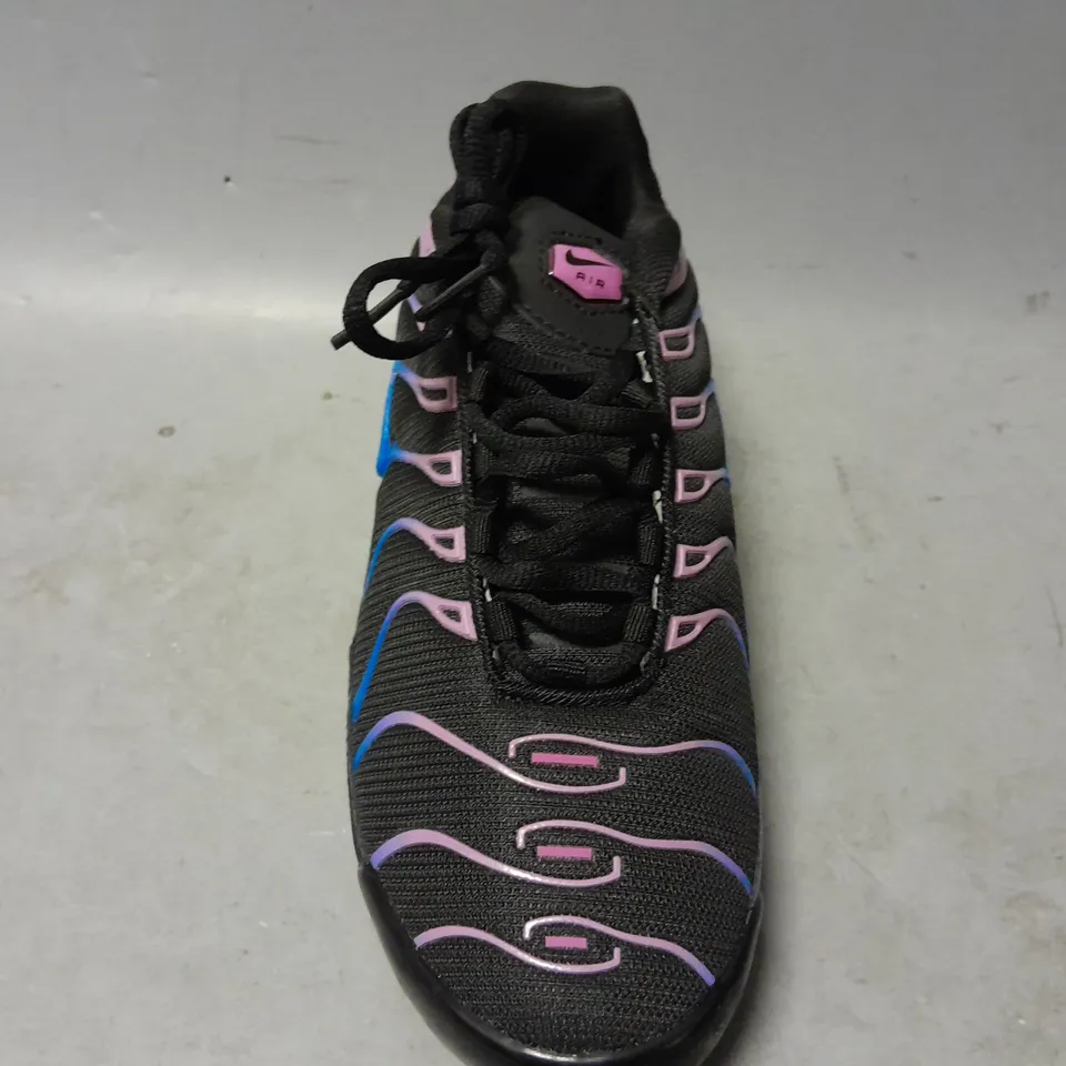 BOXED PAIR OF NIKE AIR MAX PLUS TRAINERS IN BLACK MULTI - UK 6.5