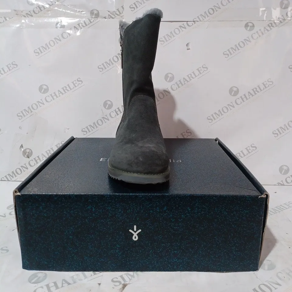 BOXED PAIR OF EMU ALL WEATHER GRAVELLY WATERPROOF SHEEPSKIN BOOTS IN GREY SIZE 7