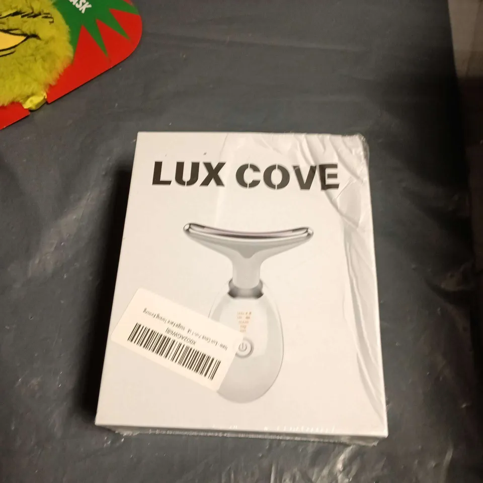 APPROXIMATELY 8 ASSORTED HEALTH AND BEAUTY ITEMS INCLUDING LUX COVE WRINKLE REDUCER AND GRINCH EYE MASK 