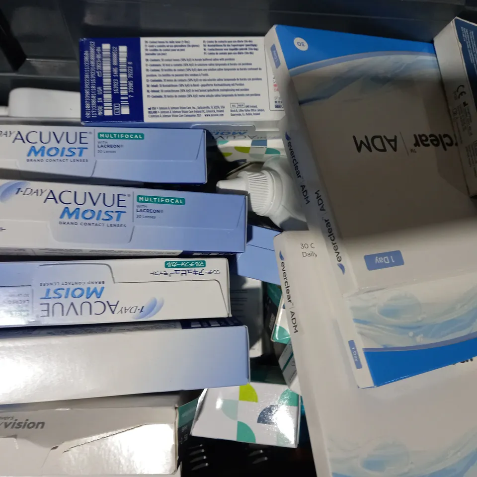 APPROXIMATELY 20 ASSORTED HEALTH CARE ITEMS TO INCLUDE ACUVUE OASYS CONTACT LENSES, 1-DAY ACUVUE MOIST CONTACT LENSES, ETC