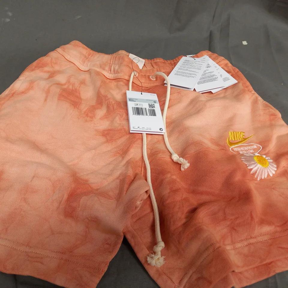 NIKE STANDARD FIT ABOVE KNEE LENGTH SHORTS IN ORANGE - XS
