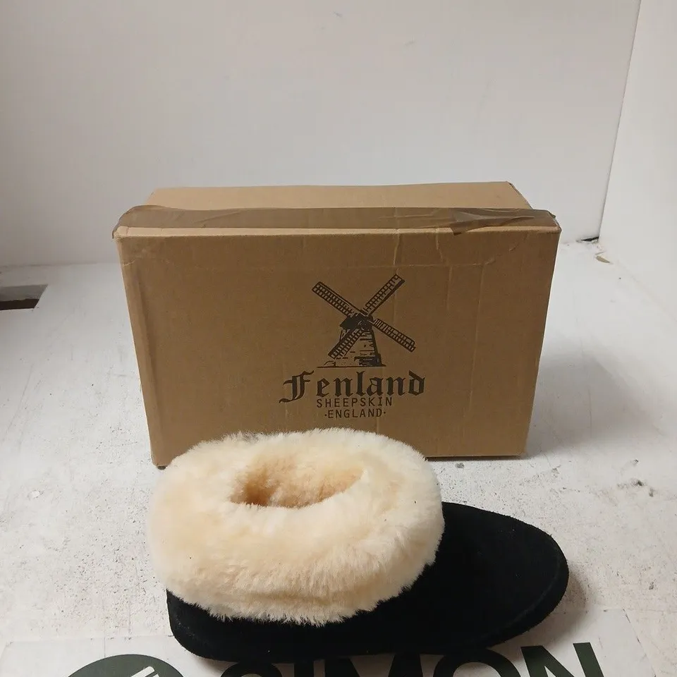 FENLAND SHEEPSKIN LADIES' SLIPPERS (UK 3/4) – BLACK WITH CREAM FUR