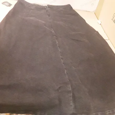 BOXED BRAND NEW JDWILLIAMS PLEAT SKIRT SIZE 14 BLACK COLOUR APPROXIMATELY 18 PIECES