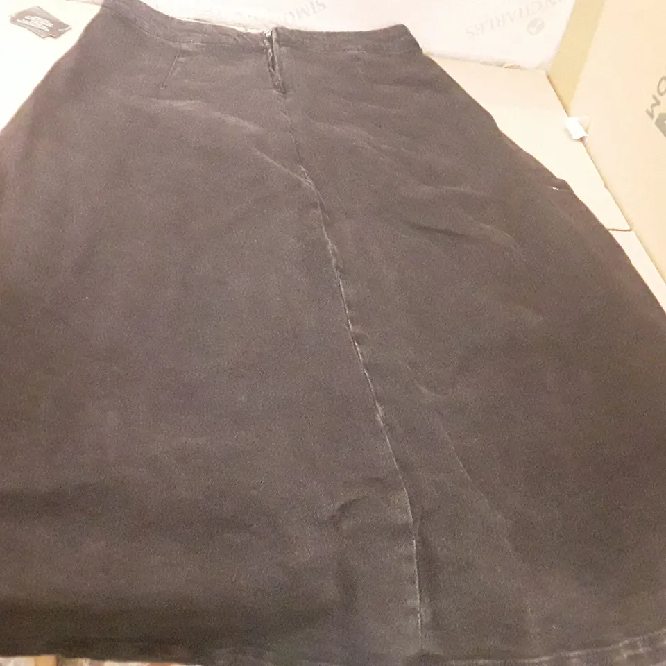 BOXED BRAND NEW JDWILLIAMS PLEAT SKIRT SIZE 14 BLACK COLOUR APPROXIMATELY 18 PIECES